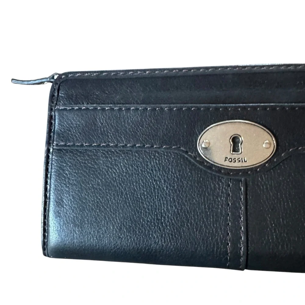 Women’s Fossil Black Leather Wallet With Zip Closure and Outside Pockets